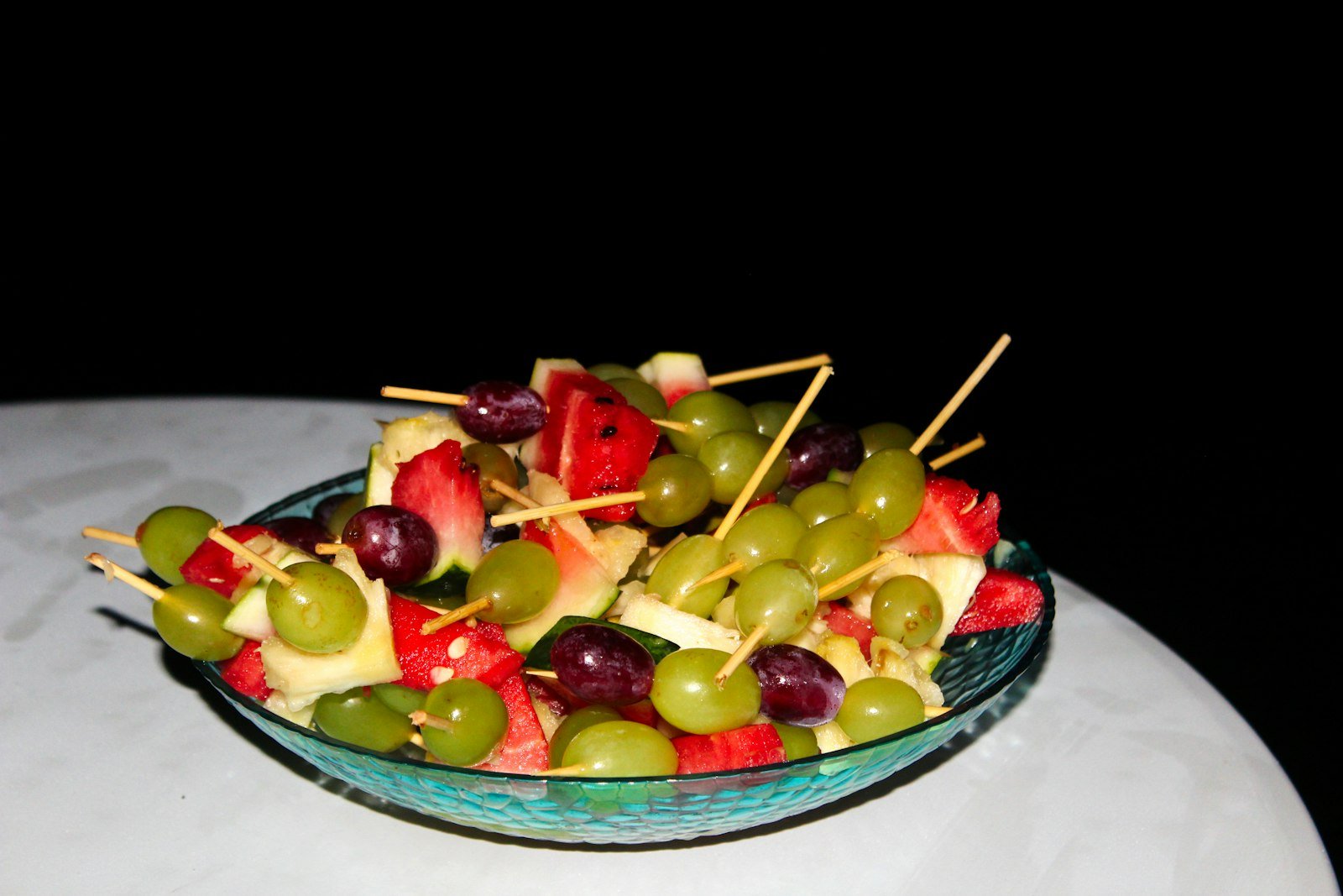Cachorro pode comer morango: espetinhos de frutas com morangos e uvas lado a lado