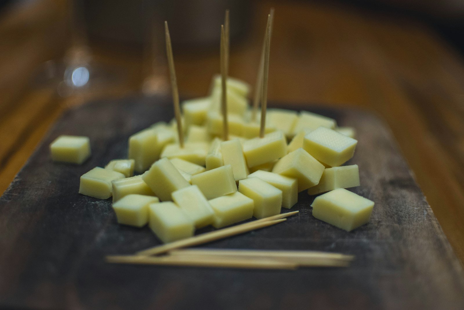 Cachorro Pode Comer Queijo? Descubra a Quantidade Segura e os Riscos que Poucos Tutores Conhecem Cachorro pode comer queijo: fatias de queijo cortadas em close, mostrando a textura