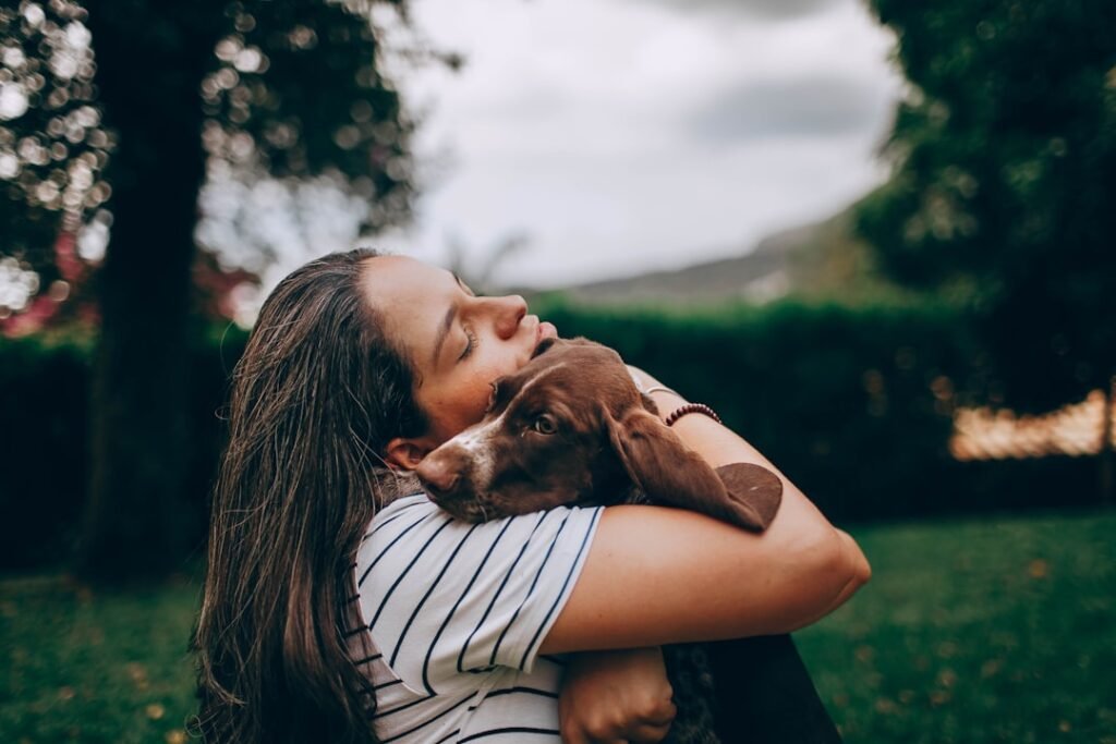 Cachorro sente quando alguém vai morrer: pessoa abraçando o cão em gesto de conforto