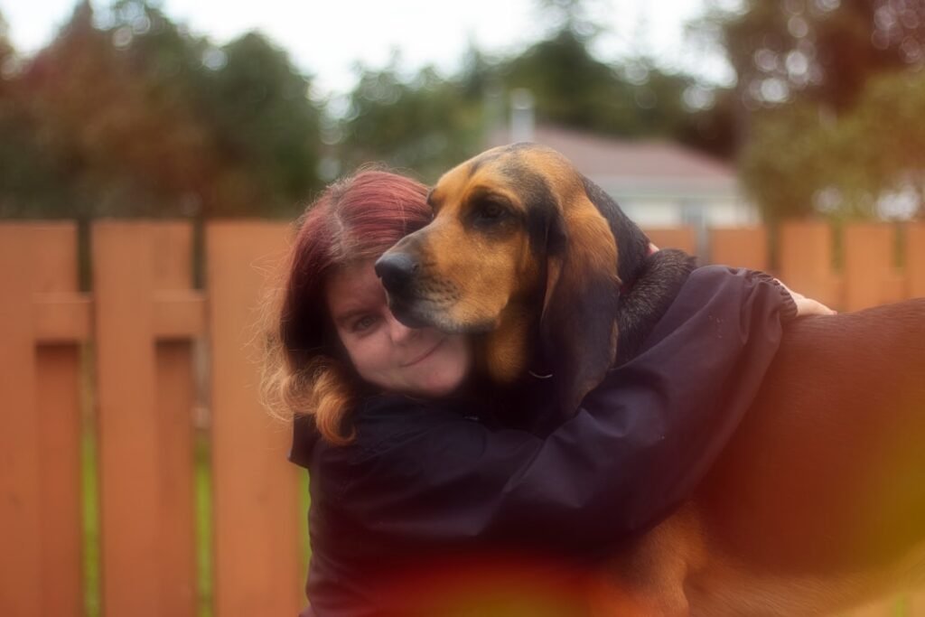 Como o cachorro diz eu te amo - tutora abraçando o cachorro com carinho, corpo relaxado dos dois