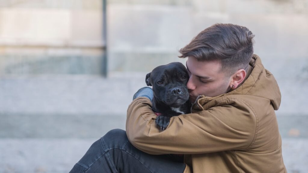 Como o cachorro diz eu te amo - homem abraçando o cachorro em momento de consolo