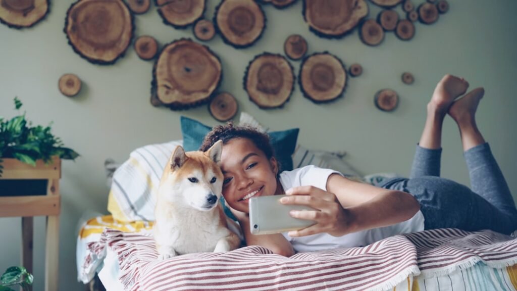 Como o cachorro diz eu te amo - tutora e cachorro deitados juntos na cama
