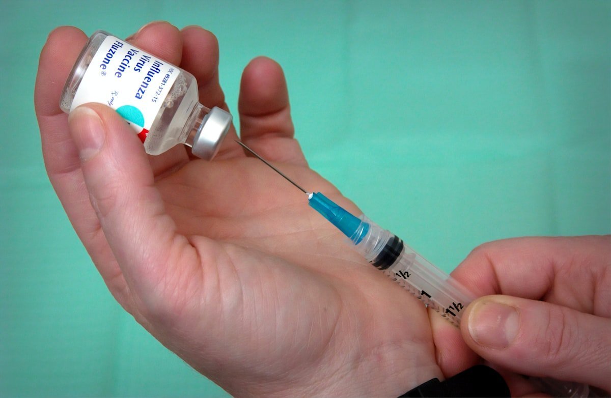Diabetes em cachorro: seringa e frasco de insulina usados no tratamento do cão diabético