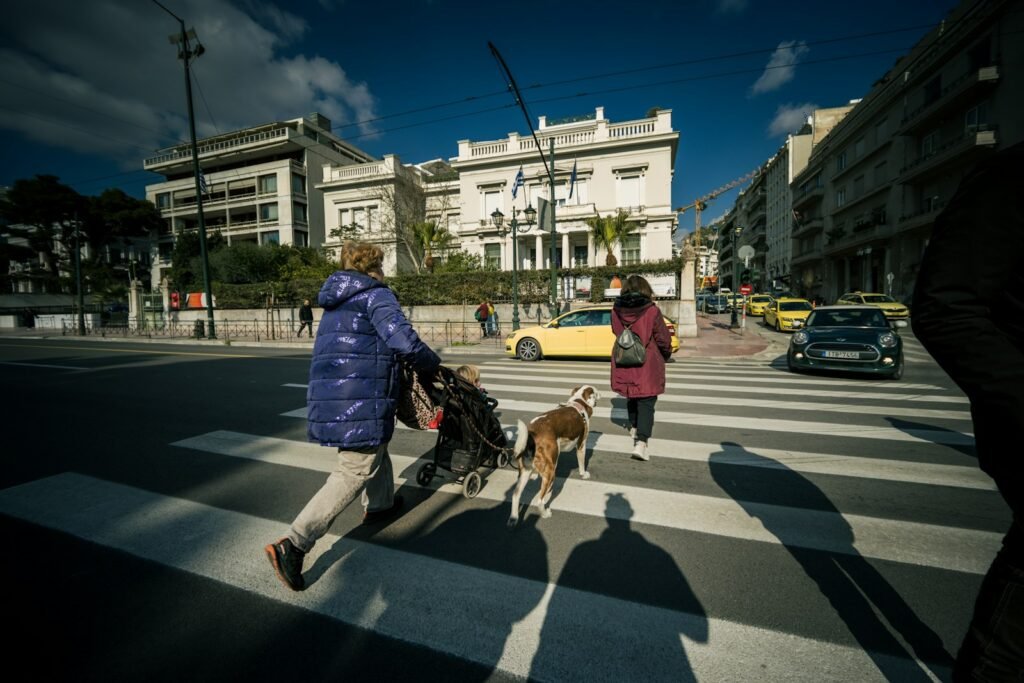 Lei do cão de serviço no Brasil: casal atravessando a rua com o cachorro preso pela guia