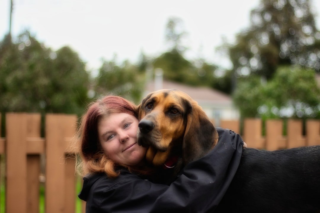 Alma gêmea animal: mulher abraçando cachorro resgatado com carinho no quintal