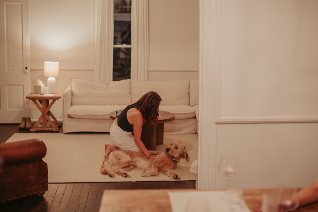 Ansiolítico para cachorro: será que existem alternativas melhores? Tutora sentada no chão acalmando o cão
