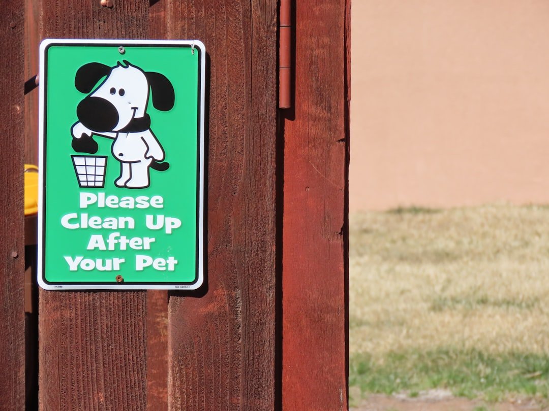 Cachorro em condomínio: placa pedindo para recolher os dejetos do pet em área comum