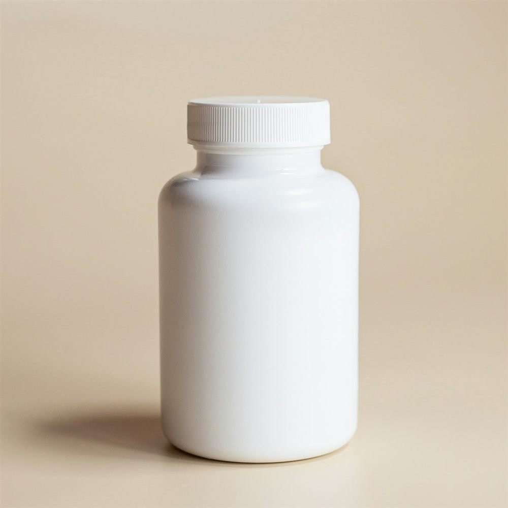 Frasco branco de suplemento vitamínico usado para cães idosos