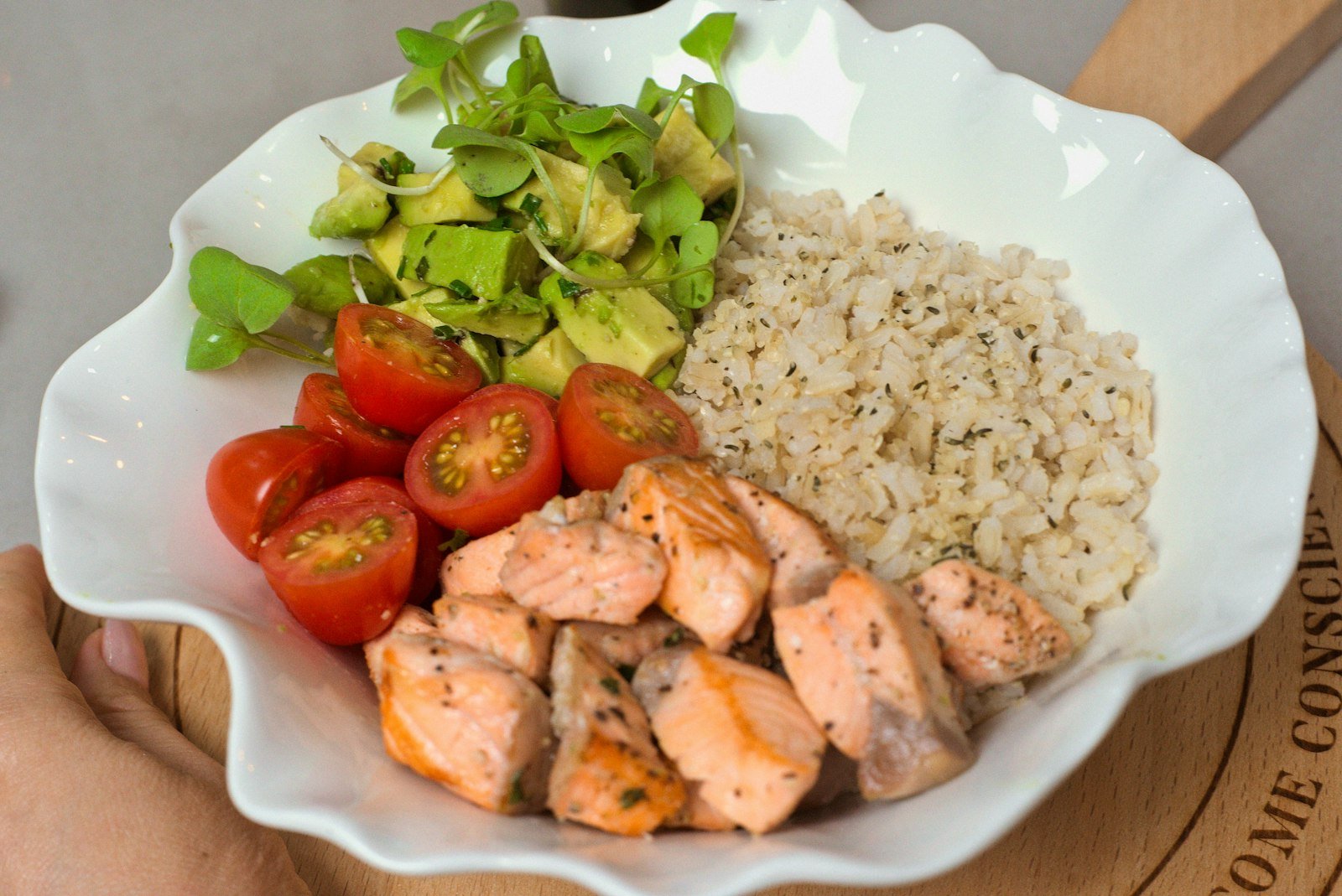 Hipotireoidismo em cachorro: tigela branca com frango, arroz, tomate e abacate, exemplo de refeição balanceada