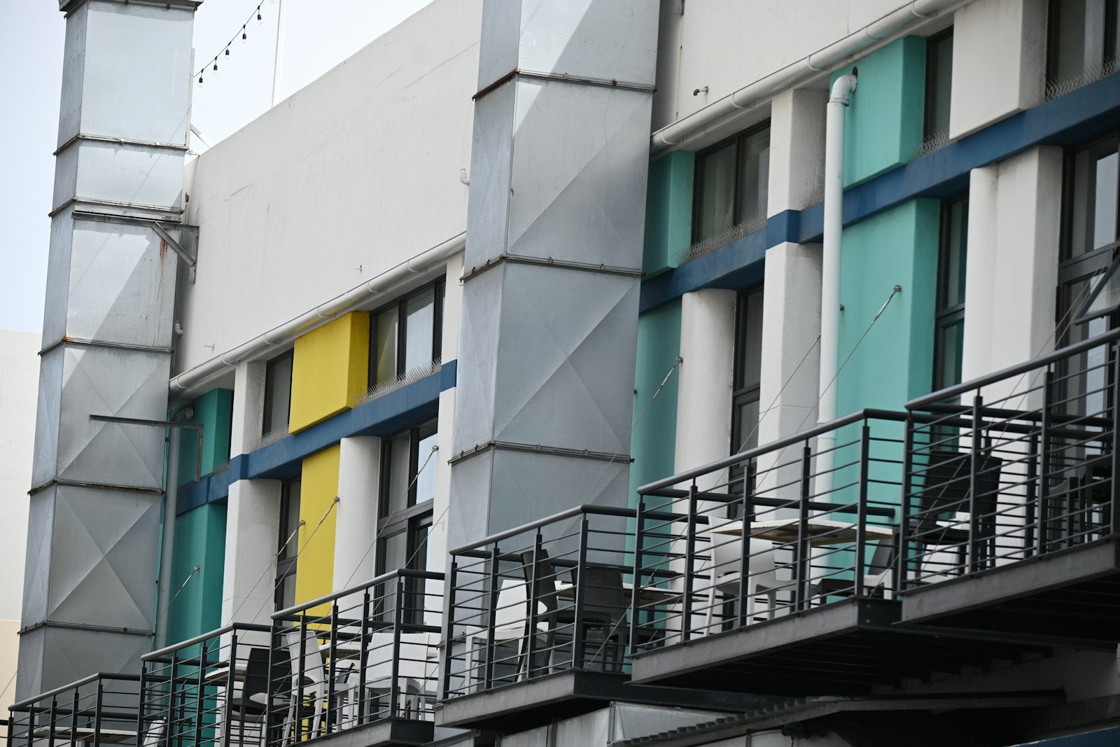 Latido excessivo em condomínio: fachada de prédio residencial com varandas em sequência