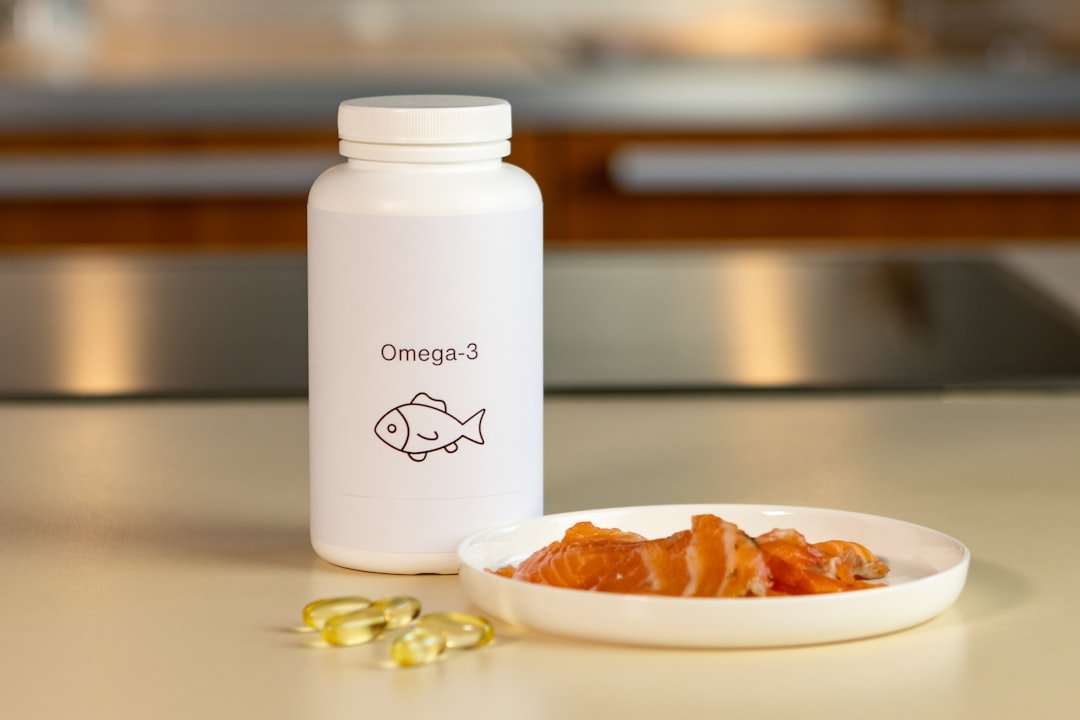 Vitamina para queda de pelo cachorro: pote de suplemento de ômega-3, cápsulas e um prato com salmão fresco sobre a bancada